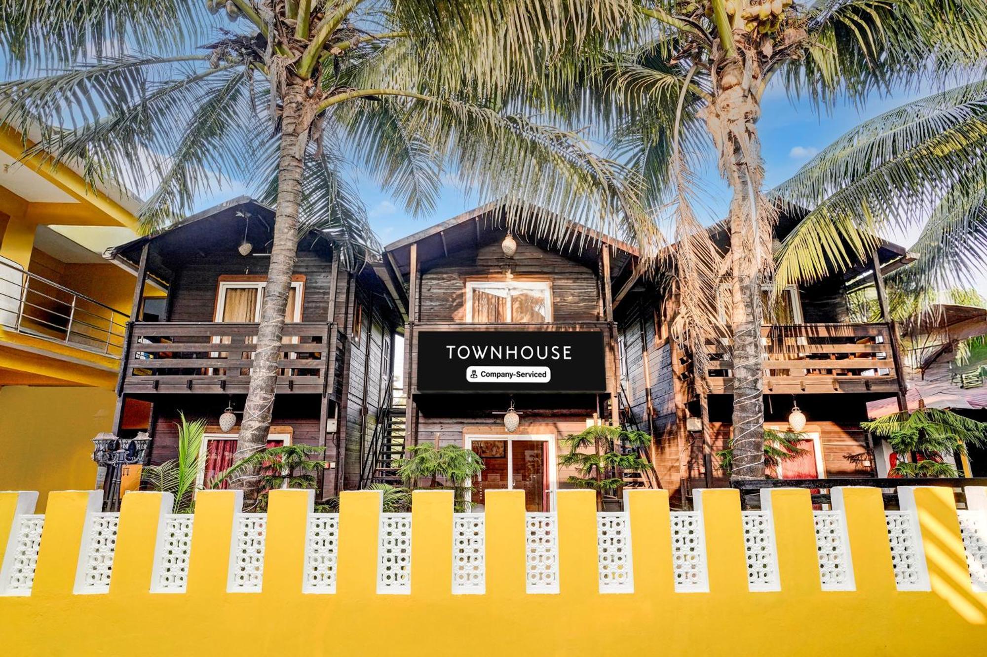 Super Townhouse Morjim Hotel Exterior photo