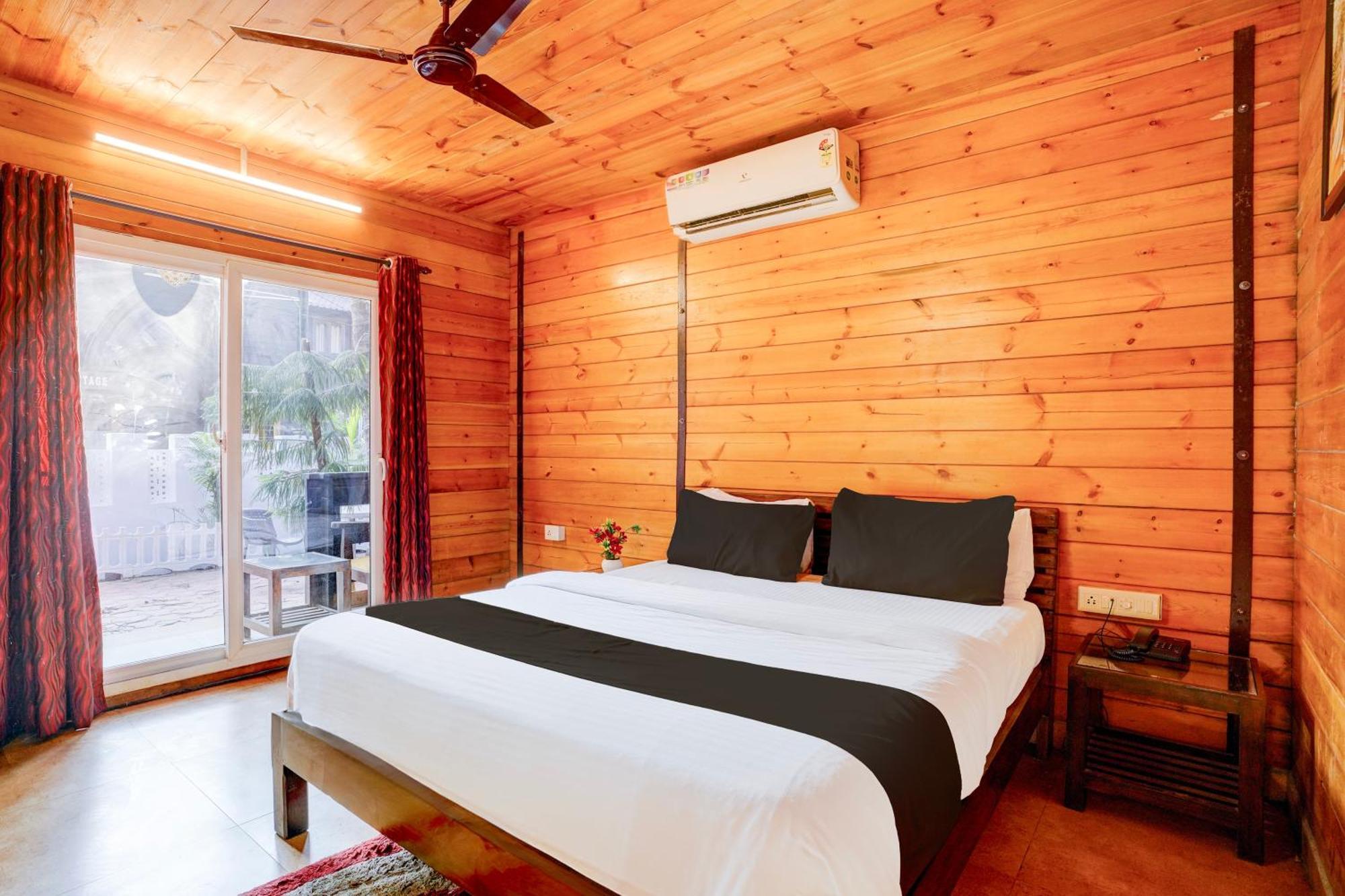 Super Townhouse Morjim Hotel Exterior photo
