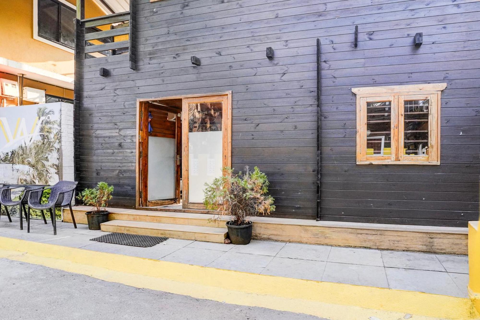 Super Townhouse Morjim Hotel Exterior photo