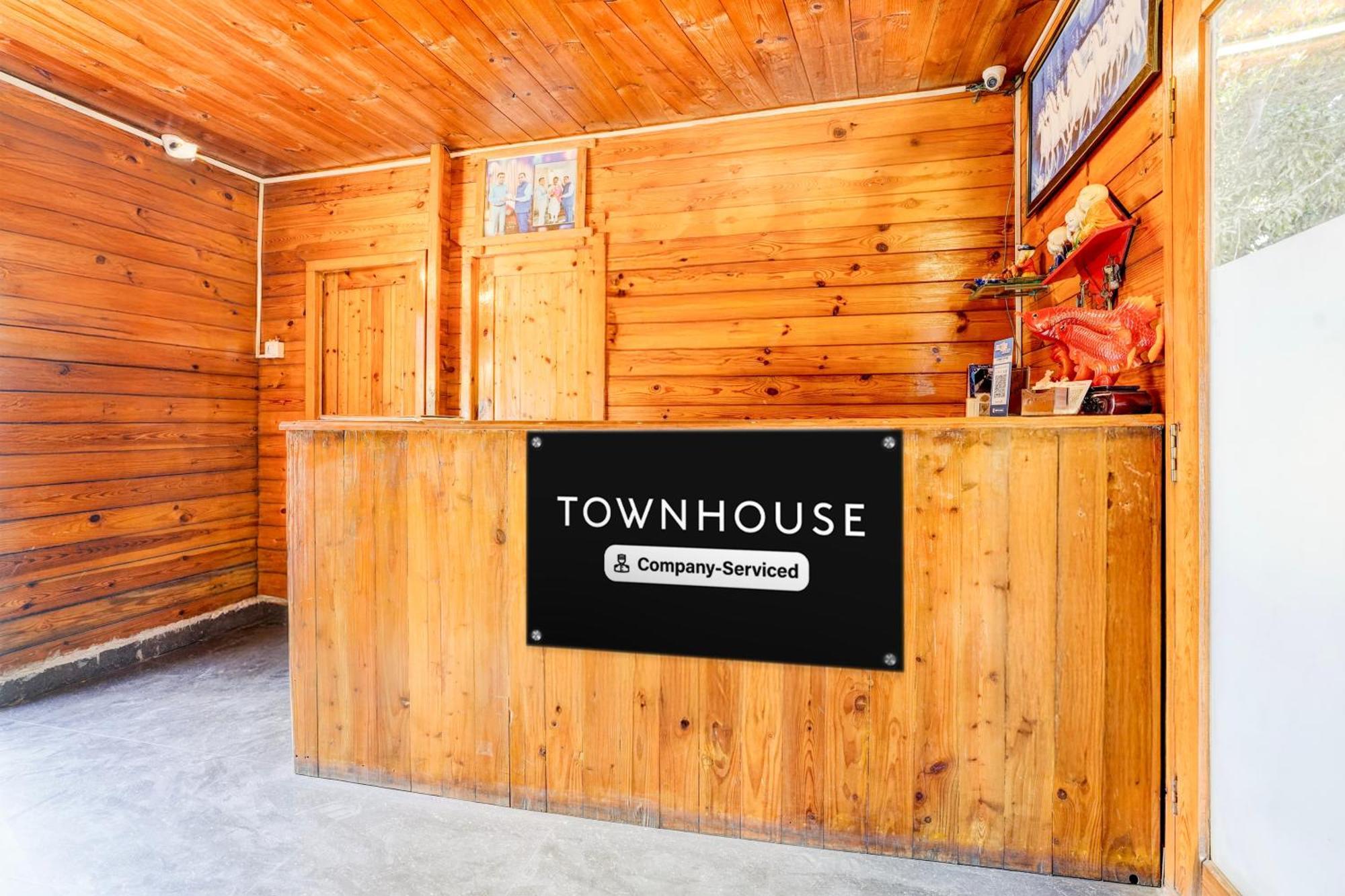 Super Townhouse Morjim Hotel Exterior photo