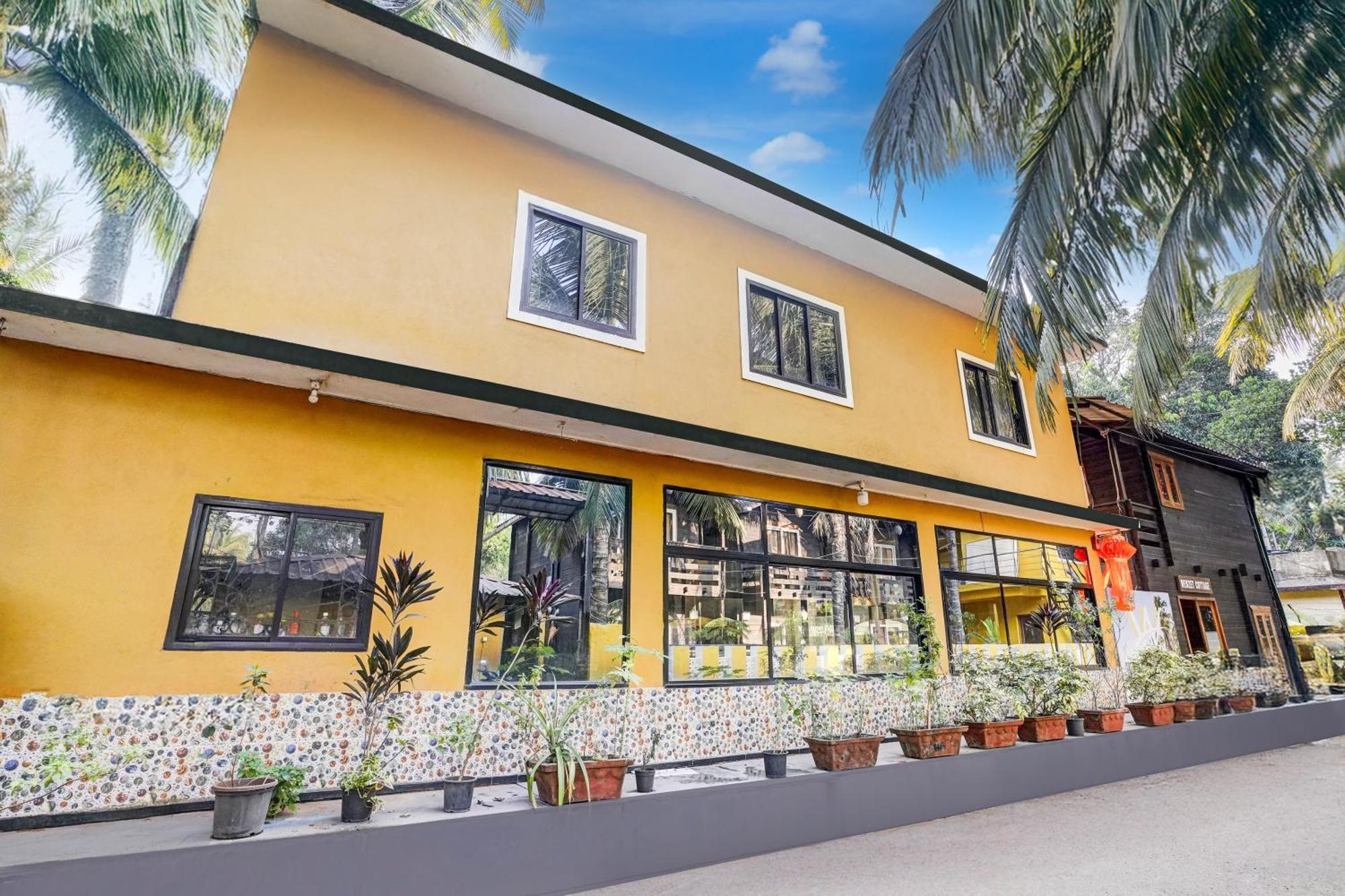 Super Townhouse Morjim Hotel Exterior photo