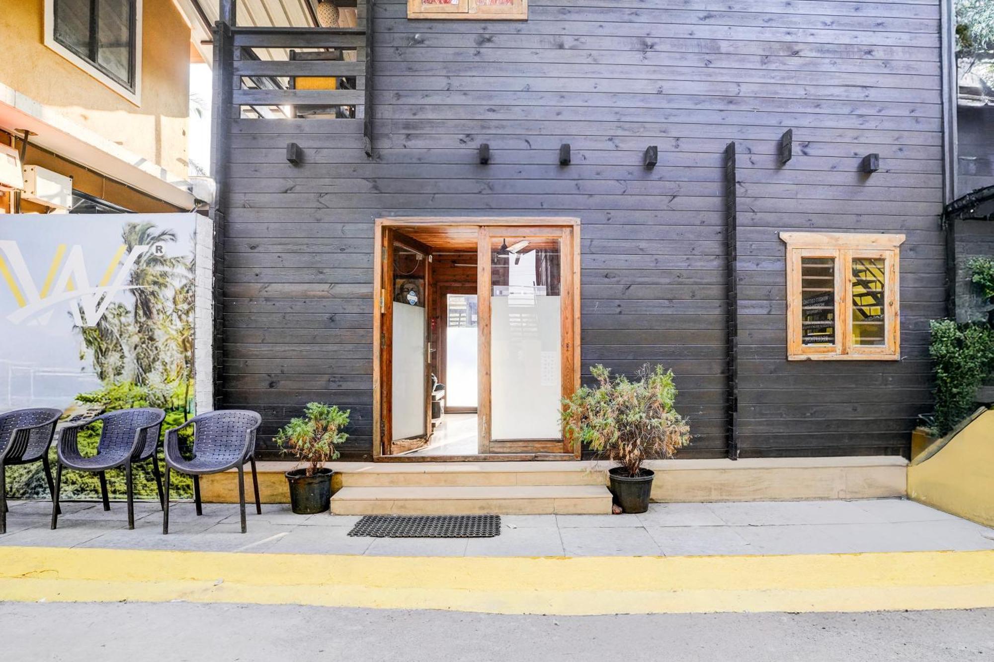 Super Townhouse Morjim Hotel Exterior photo
