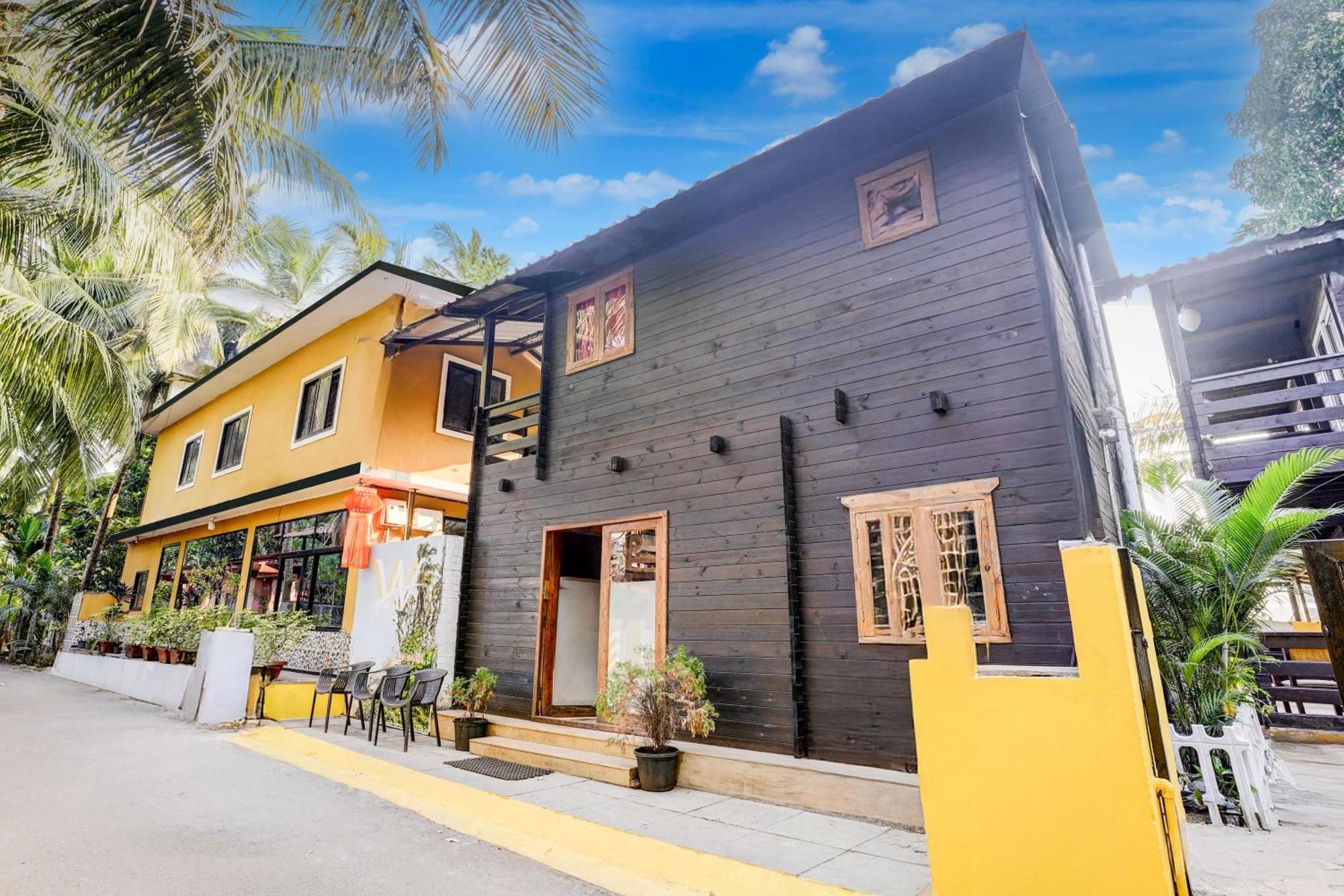 Super Townhouse Morjim Hotel Exterior photo