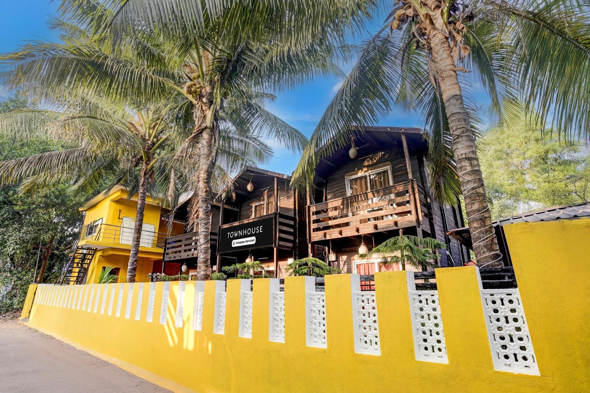 Super Townhouse Morjim Hotel Exterior photo
