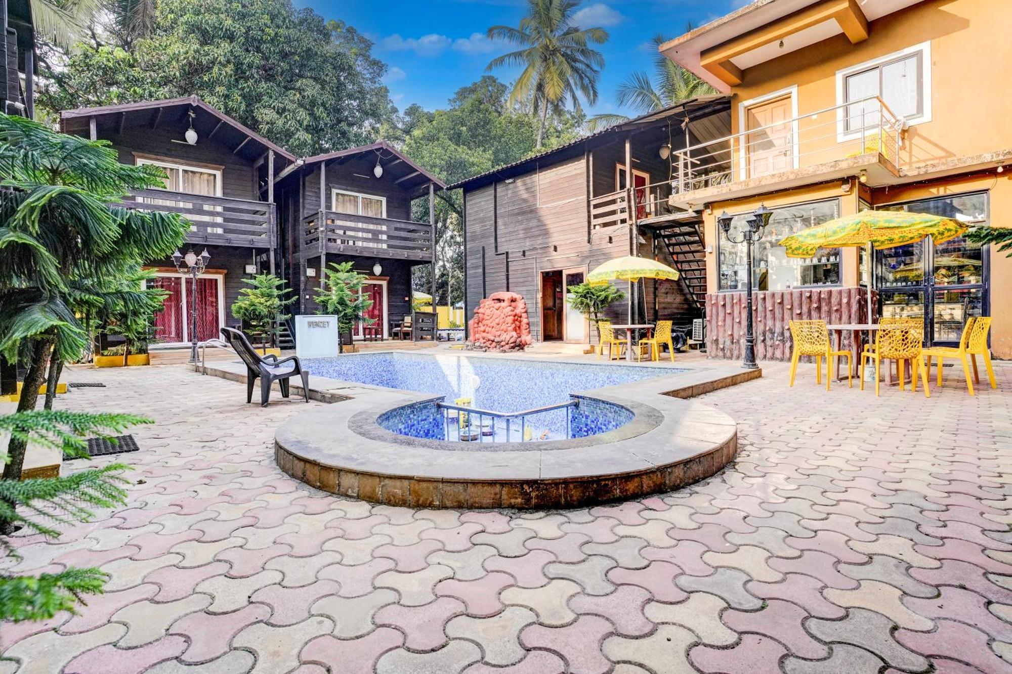 Super Townhouse Morjim Hotel Exterior photo